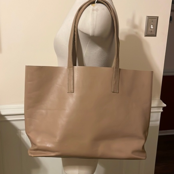 Everlane Handbags - EVERLANE Large New Day Market Tote in tan leather